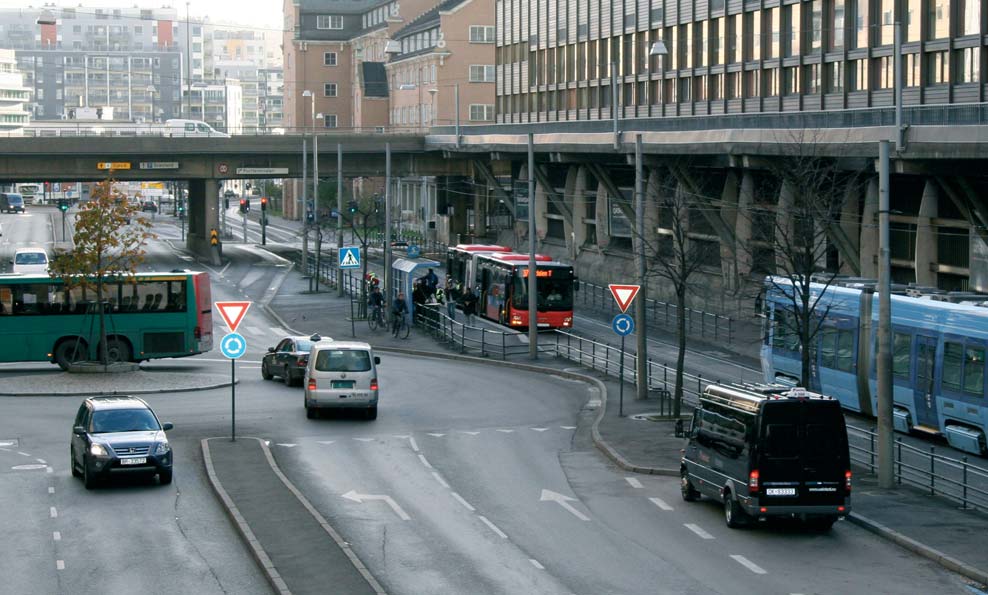 Personreiser og geografisk mobilitet trenger en definisjon. Vi velger å definere geografisk mobilitet som størrelsen på det geografiske område som er tilgjengelig for enkeltpersoners daglige reiser.