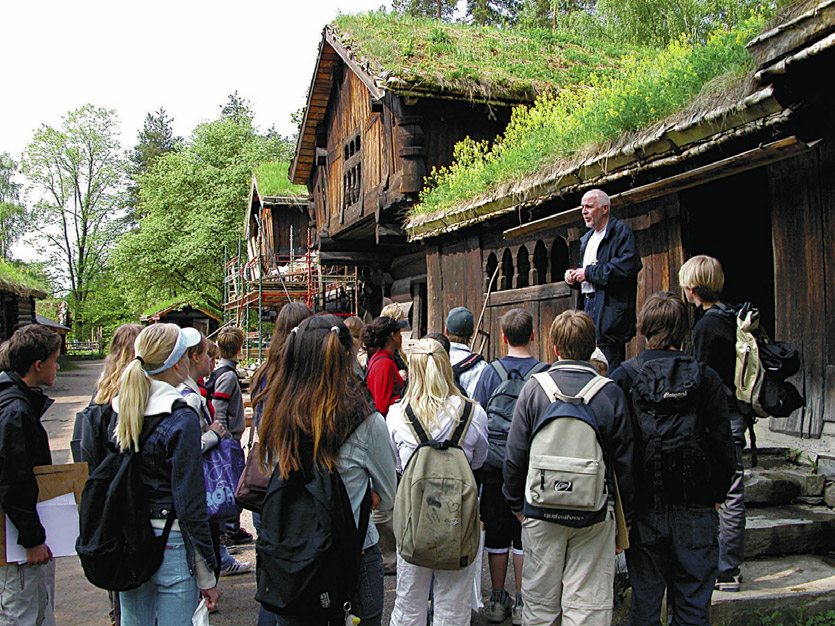 Norsk Folkemuseum, Bygdøy Mai eller juni Det var en gang... en eventyrstund I et tun forteller omviseren om dagliglivet på landsbygda for 200 til 300 år siden.