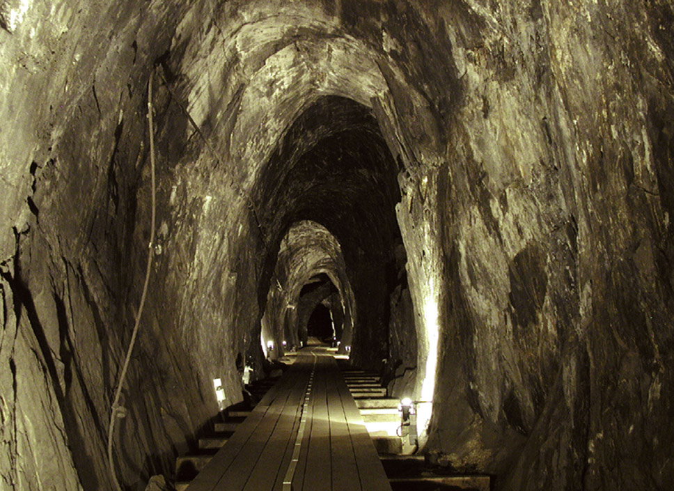 7 7. trinn Sølvgruvene og Norsk Bergverksmuseum September eller oktober Turen starter med å ta gruvetoget 2300 meter inn i fjellet. Den ene vognen etter den andre forsvinner inn stollåpningen.