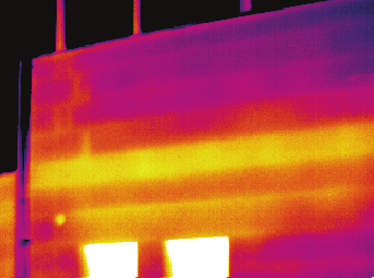 Termogram av normal kuldebro i dekke i moderne murt bygning (bildet er tatt fra av ytterfasaden).