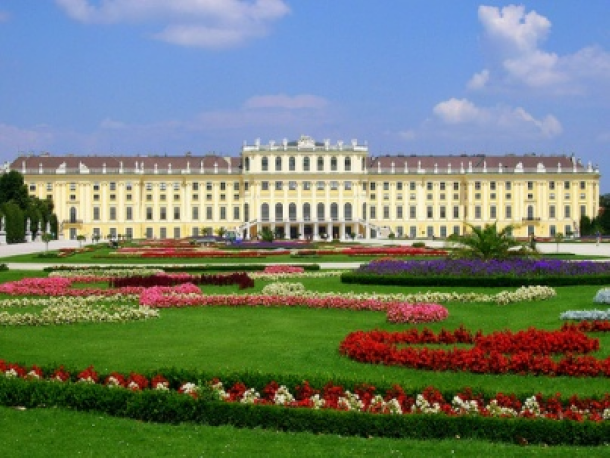 Dag 3 Wien Wien er byen hvor sjokoladekake (Sachertorte) og de tradisjonelle vinbarer (Heuriger) er like