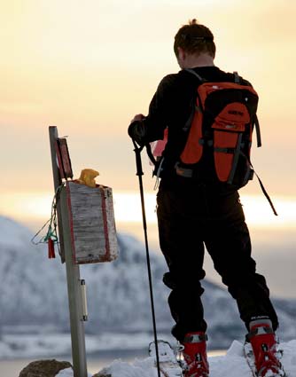 Utsikten på toppen er helt fantastisk, med Stokmarknes sentrum, bruene og panoramaet mot storhavet på yttersida av Vesterålen.