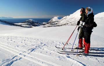 SKINETTET I HADSEL Hadseløya byr på vel 40 km preparerte skiløyper. Med utgangspunkt i Stokmarknes, Lekang eller Melbu fins det fantastiske skimuligheter i storslått og variert natur.