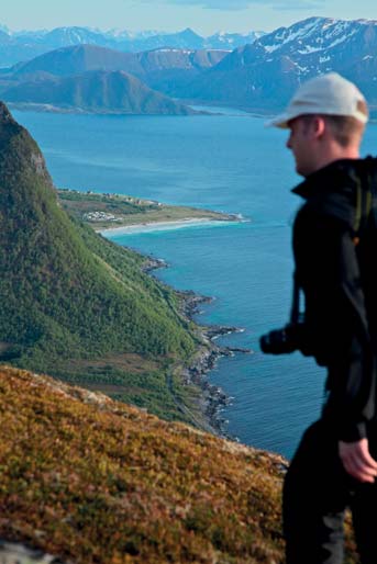 KVASSTINDEN Med sine 705 meter er Kvasstinden det høyeste punktet på Andøya. Toppen kan nås fra flere sider, vi anbefaler ei enkel rute fra Norddalen på yttersida av Andøya.