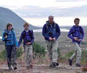 myr, skog, li og mellom fjell på opptil 700 meter.