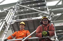 Krzysztof Adamski (t.v) og Michal Szoldra i LBO trives i høyden. (foto: Heine Schjølberg) Verneombud Pål Eivind Lervik (t.v) og Marius Nerbø fra LBO fjerner isolasjon og klargjører for kontroll.