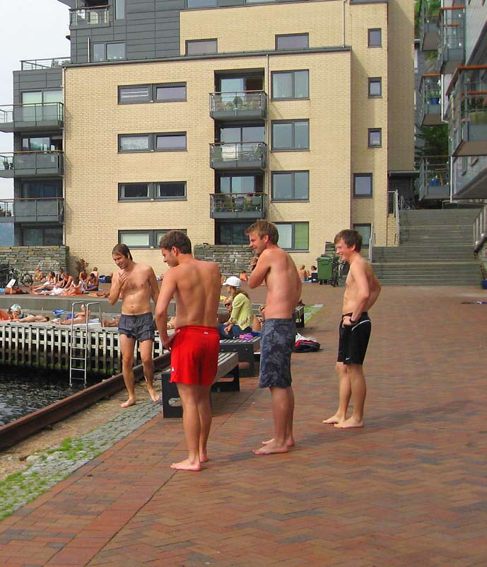 5.1 Badeplassen ved Georgernes verft har blitt svært populær. fabrikk.(united Sardine Factories Ltd).