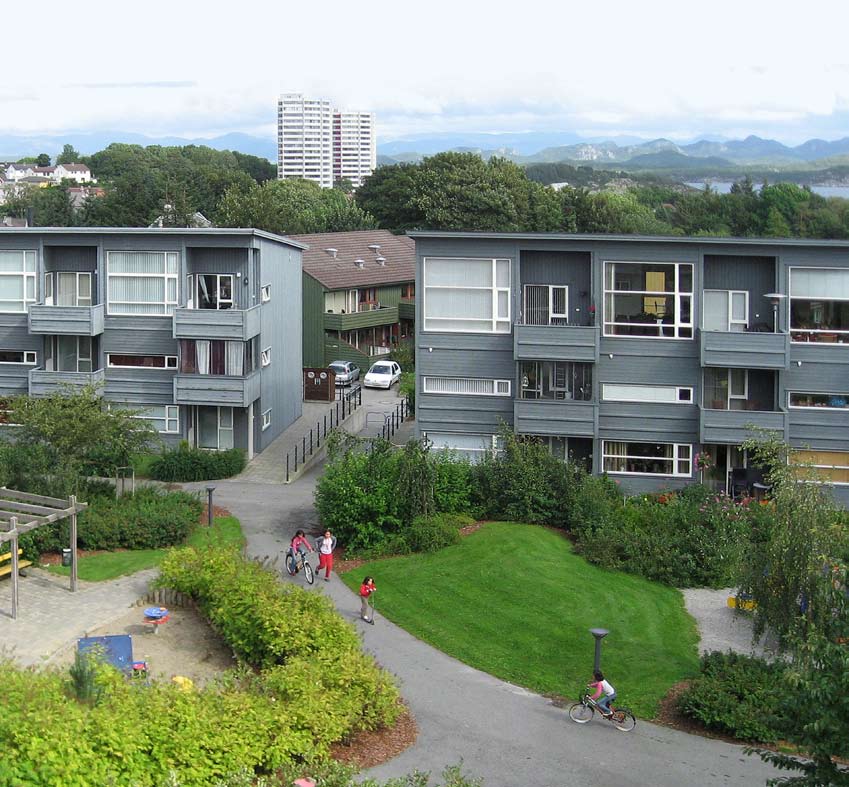 De har små tomter med de fleste hus plassert inntil gaten. Det nye prosjektet skiller seg markant fra nabolaget når det gjelder tetthet, boligform og arkitektur.