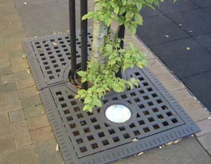 Uteareal på lokk Den høye tettheten i prosjektene forutsetter parkering under utearealet. Det er positivt at bilene kan parkeres under bakken slik at tomtegrunn kan frigis til lek og opphold.