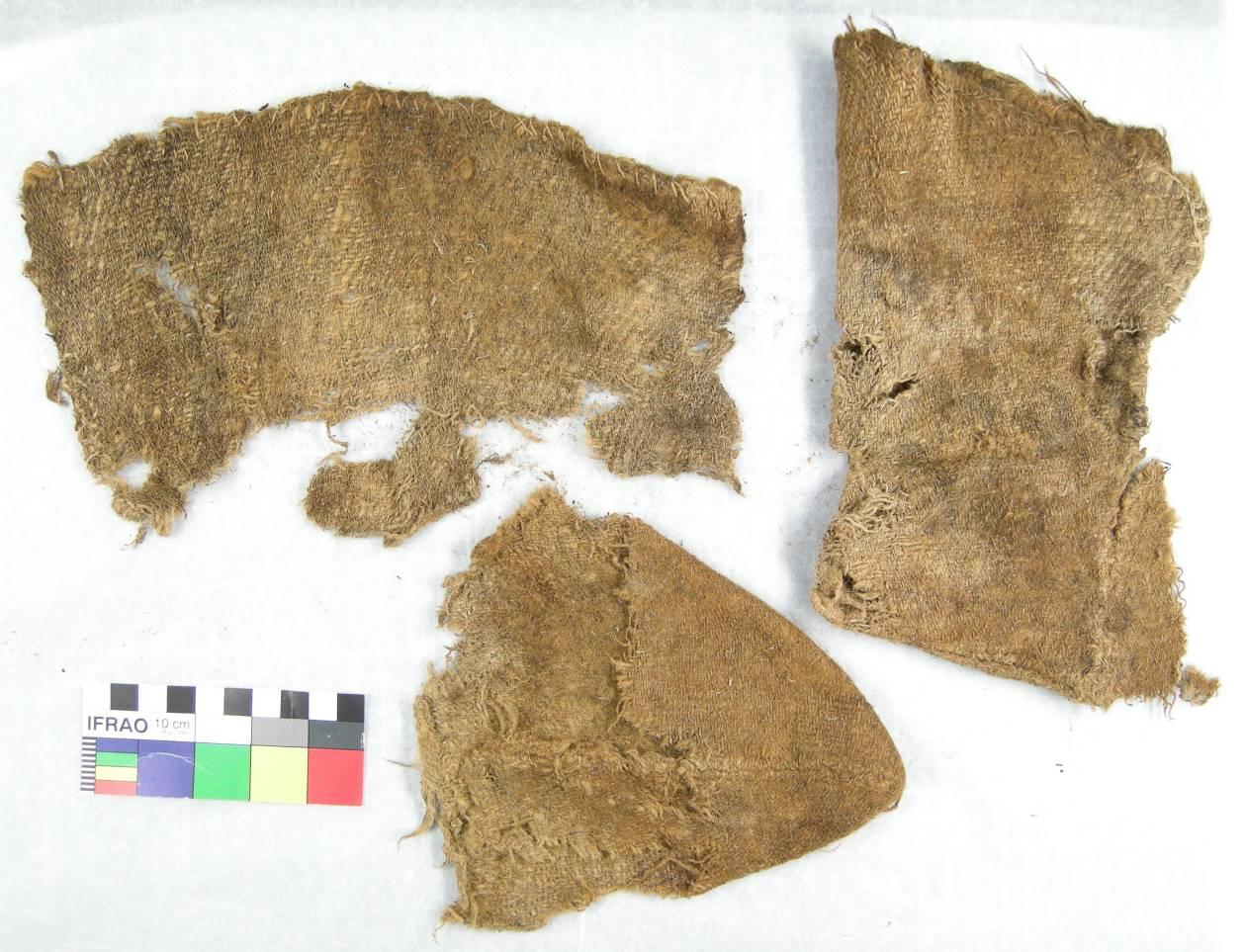 4.8 Lestene Av lestene er tre identifiserte fragmenter bevart (se Figur 56), et helt skaft (fra nå av kalt L1), øverste del av det andre skaftet (L2), og tuppen av en av lestene (L3).