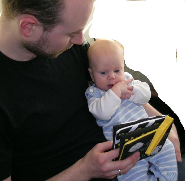 Å lese bok Å se og å lese i bøker sammen med barnet ditt er bra for barnets språkutvikling. Du kan begynne å lese bøker for barnet ditt allerede tidlig i det første leveåret.