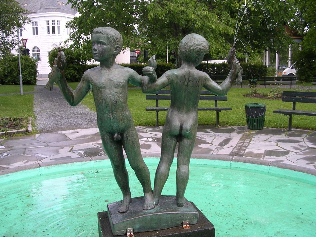 Han har utført kvinnestatuer bl.a. til Freiaparken i Oslo og byparken i Haugesund, til Oslo rådhus Vestvinden og til Østvinden.