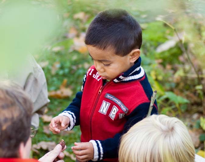 Barn er 8aktive ute Foreldrenes rolle er viktig Som vi har sagt tidligere, avspeiles familiens tradisjon og kultur i barn og ungdoms holdninger til friluftsliv generelt.