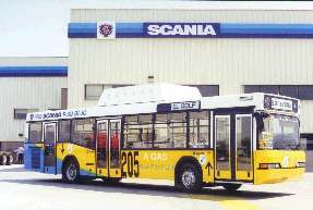 61 Bilde 27: Scania bybuss. Foto: Rolf Hedberg, Scania Buses and Coaches Bildet nedenfor viser en Volvo lavgulvs gassbuss for bytrafikk. Tankene er komposittanker og er plassert på taket.