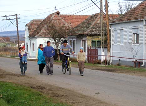 5. Livet i Romania Informantenes egne beskrivelser For å få vite litt mer om livet og hverdagen deres i Romania stilte vi informantene spørsmål som: Hvordan er familiesituasjonen din? Hvordan bor du?