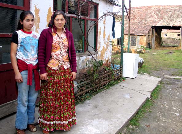 Situasjon til rom i Romania i dag Det bor flere sigøynere i Romania enn i noe annet land i verden. Johansen viser til at ca 5% av befolkningen er Romani.