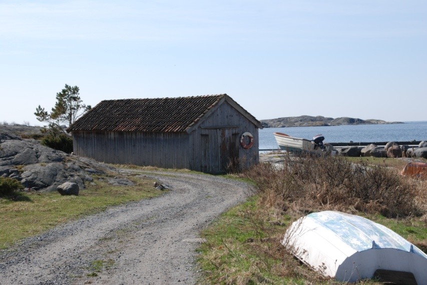 Materialitet og fortelling i stiens landskap Langs kyststien beveger vi oss også gjennom helt forskjellige fortellinger om landskapet og om forskjellige grupper av menneskers relasjon til landskapet.