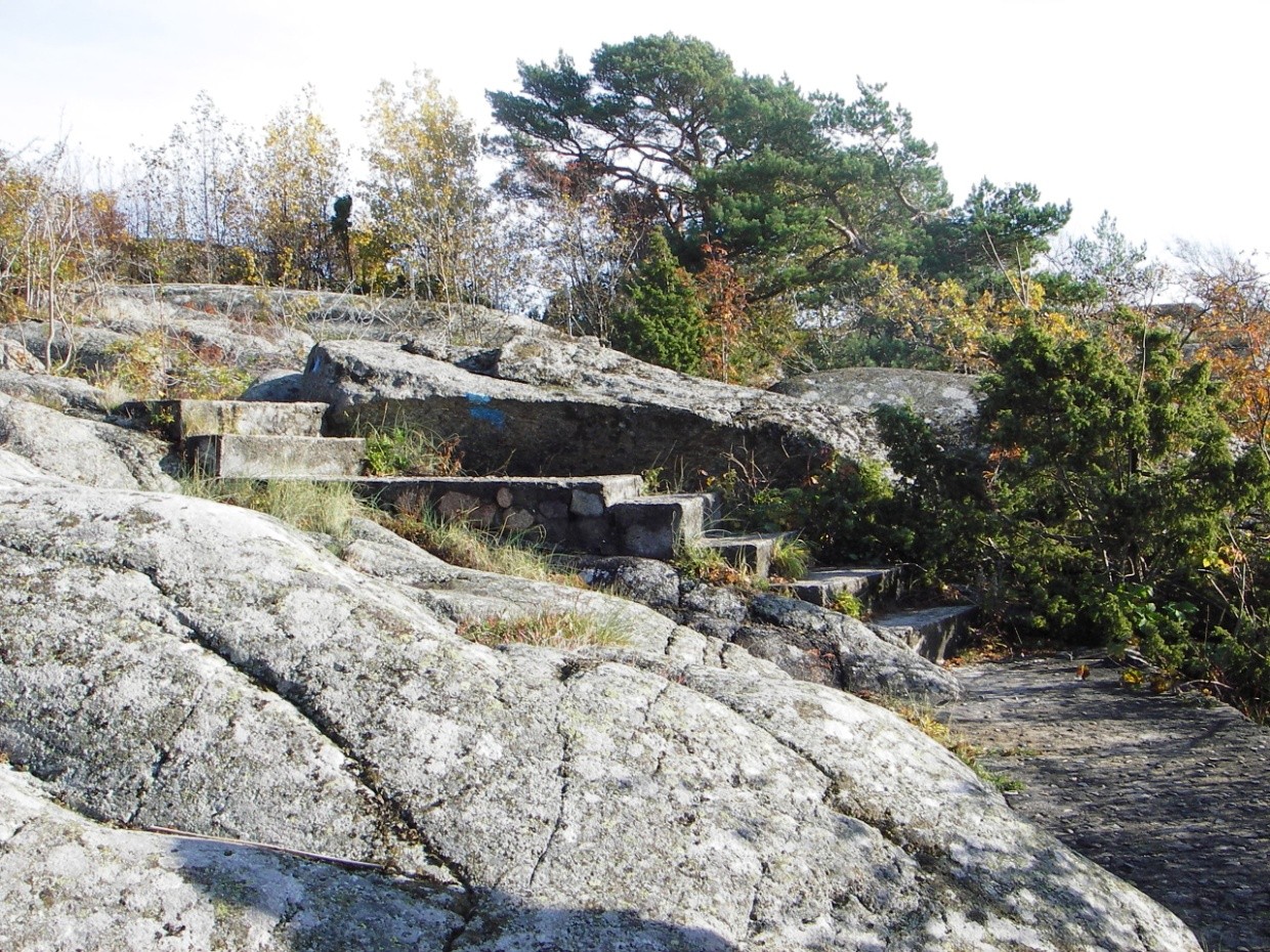 mener, kanskje, at det ødelegger terrenget, så synes jeg det var veldig fint, en hyggelig opplevelse å se den der.. 107 Mine samtalepartnere var stort sett enige om at den støpte trappen var ok.