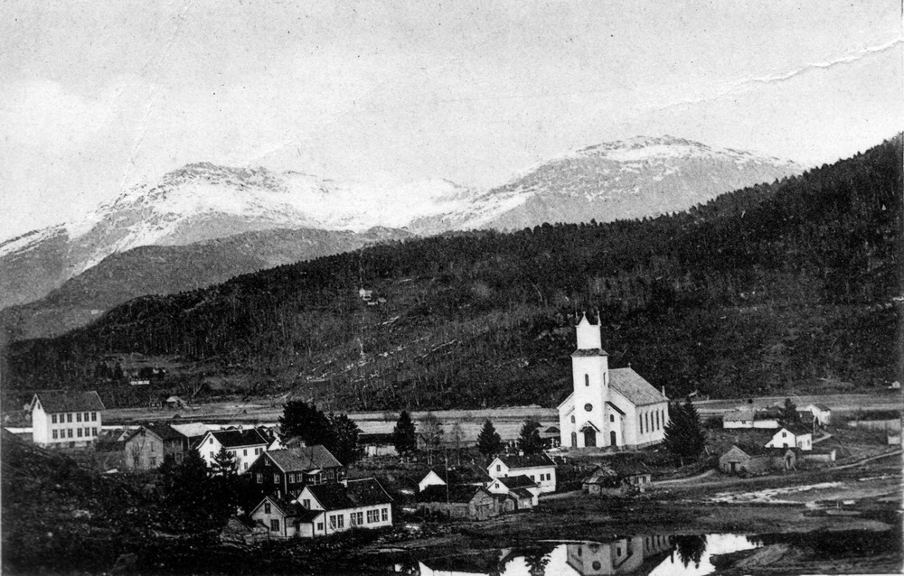 "11 Fjæra mellom 1902-12.jpg" Nyeskulen bygd (1902).