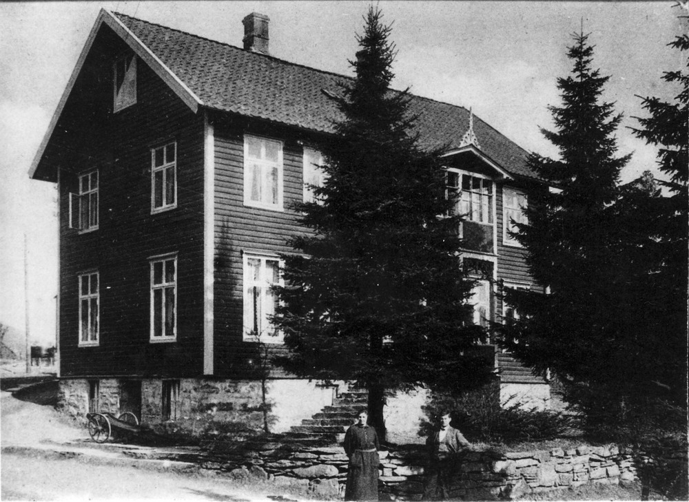 "Hotellet i Naustdal.jpg" Hotellet i Naustdal bygd 1899. Postkontoret var i hotellet ein periode.