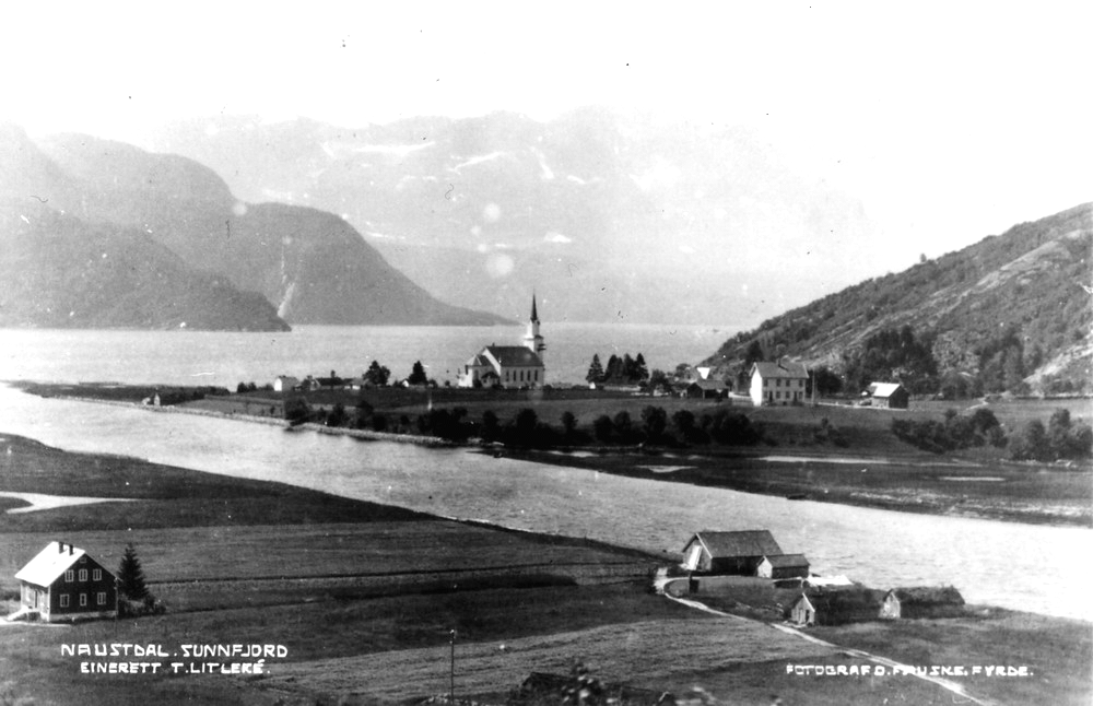 "Øyra 2 før 1920.jpg" Framme tv. Huset til Jens Øyra. Mot elva fremst er husa til Nikolina Øyra.