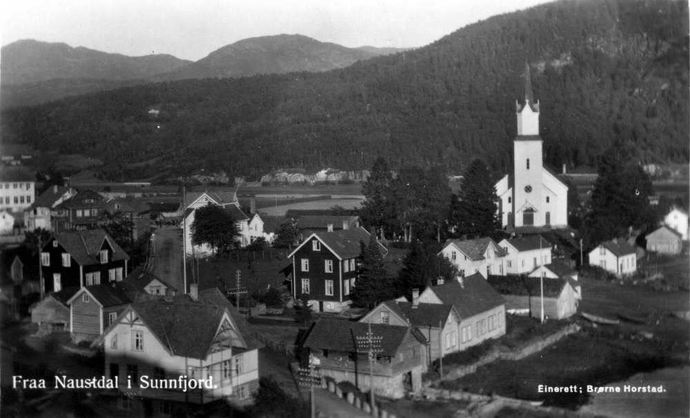 "04 Dalehola 1920-30.jpg" Nyevegen gjennom Dalehola er komen. Mathias Solheim starta forretning 1923.