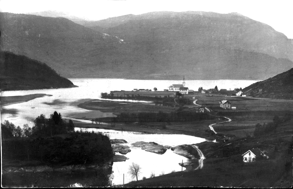 "07 Berrvellene mellom 1902-05.jpg" I framgrunnen Naustdalsfossen, vidare naustrekka under fossen.