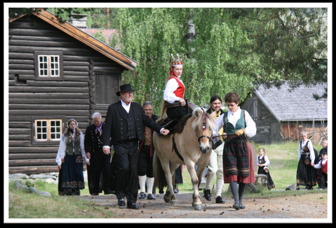 Brudefølgje på Lands Museum. Foto: Runa Bjone Den gamle krona er no for skjør til å brukast, den vil no verte utstilt på museet slik at publikum kan få sjå den.