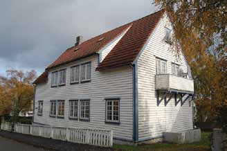 Bygningene er ofte rektangulære med høyt saltak, og kledningen gjerne liggende i gavlen og stående nedenfor, eller omvendt. Det bygges også små, symmetriske hus med halvvalmet tak.