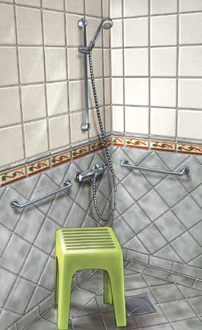 på bad og toalett Bad og toalett Fare for fall Glatte og våte underlag på gulv og i badekar/dusj Det er lurt å ha en stabil krakk i dusjen.