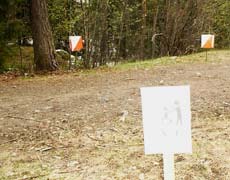 Utøver må kunne forstå symboler og farger på kartet, kunne orientere kartet etter terrenget eller ved hjelp av kompasset slik at det alltid ligger nord-sør.