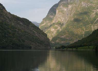 Utsikt over Nerøyfjorden, den samla studentgruppa, kveldsmat med smaksprøvar frå Aurland og stemningsbilete frå Otternes bygdetun Under måltidet vart vi helsa av ordføraren i