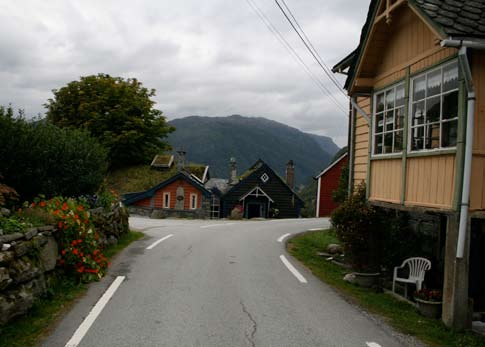 Omvisinga vart avslutta med felespel i Døse, ei hole i urda som vender ut mot sjøen. Hola har vore brukt på mange måter gjennom tidene, bl. anna som lagringsstad.