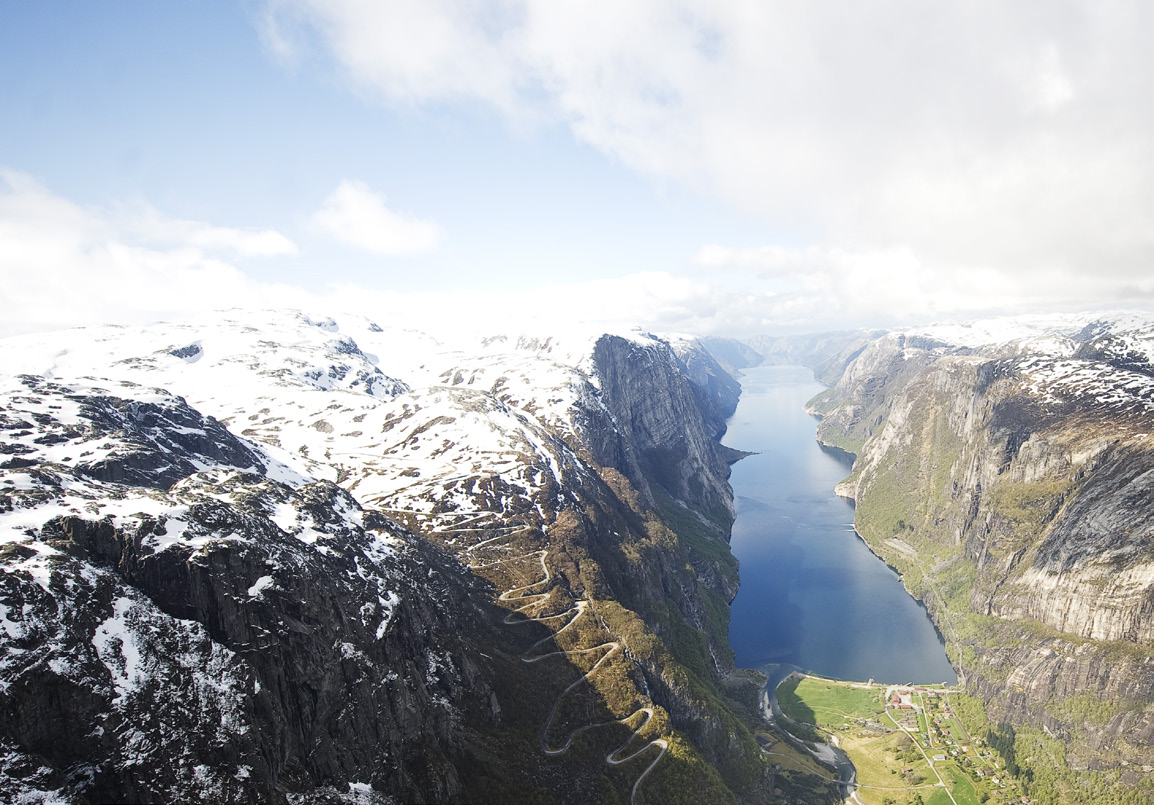 Strøm fra innerst i Lysefjorden ut til hele Sør-Rogaland. Lysefjorden er et av de viktigste stedene for kraftproduksjon i Sør-Rogaland.