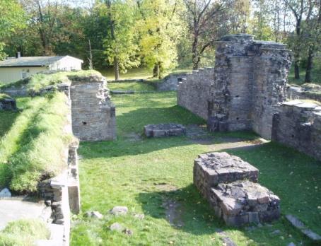 Stein til klosteret hentet de delvis fra Hovedøya og noe fra andre steder nær Oslo. Det tok over hundre år å bygge det opp slik bildet med klostermodellen viser.