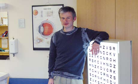 LANDSMØTET 2006 (og Associate Professor ved Pennsylvania College of Optometry (PCO)) seg da han merket seg at symptomene på syndromet var svært like de han så daglig som leder av den pediatriske