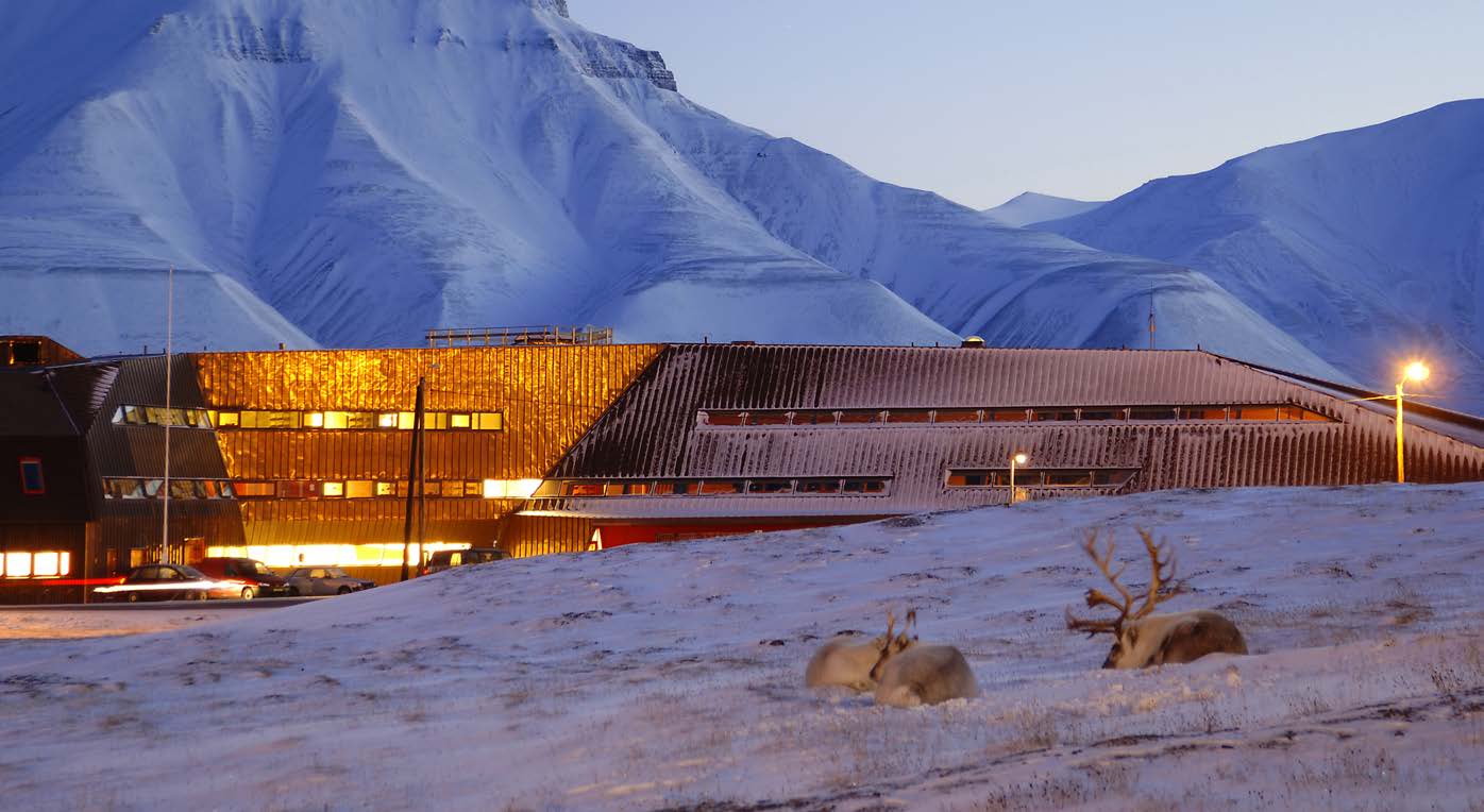 Etter at gruveindustrien ble bygget ned, har forskning og utdanning vært et hovedsatsingsområde på Svalbard. 2 legg på Karl Johan femten år før Stortinget sto ferdig.