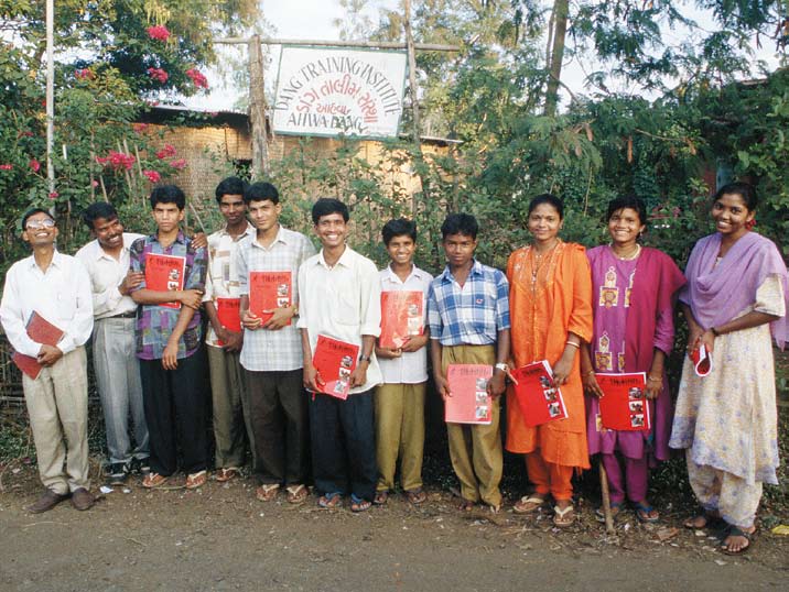 A D M I N I S T R A S J O N Ved Dang bahá í-institutt i Ahwa, Gujarat, India, er studenter samlet til kurs i samfunnsutvikling og moralsk opplæring.