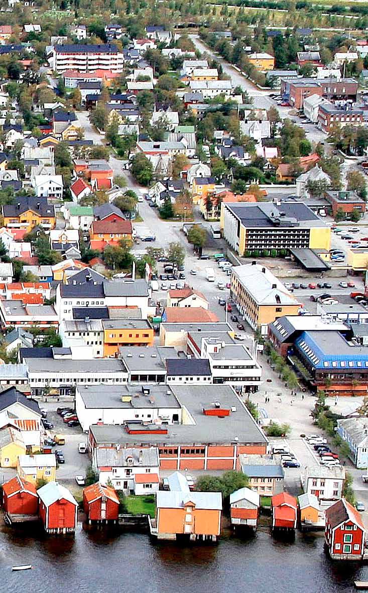 MOSJØEN BY Foto: GUNNAR VALLA n Mosjøen er et naturlig knutepunkt og kommunikasjonssentrum på Helgeland. n E6 samt jernbane går gjennom byen, Mosjøen lufthavn ligger 5 km fra sentrum.