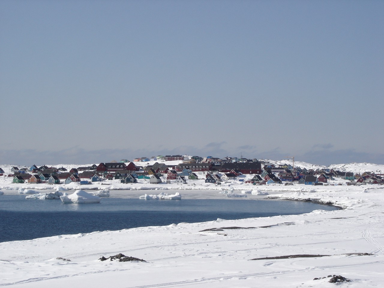 2. Qeqertarsuaq Qeqertarsuaq en presentasjon Qeqertarsuaq betyr den store øya og er det grønlandske navnet på både Diskoøya og byen som tidligere gikk under det danske navnet Godhavn.