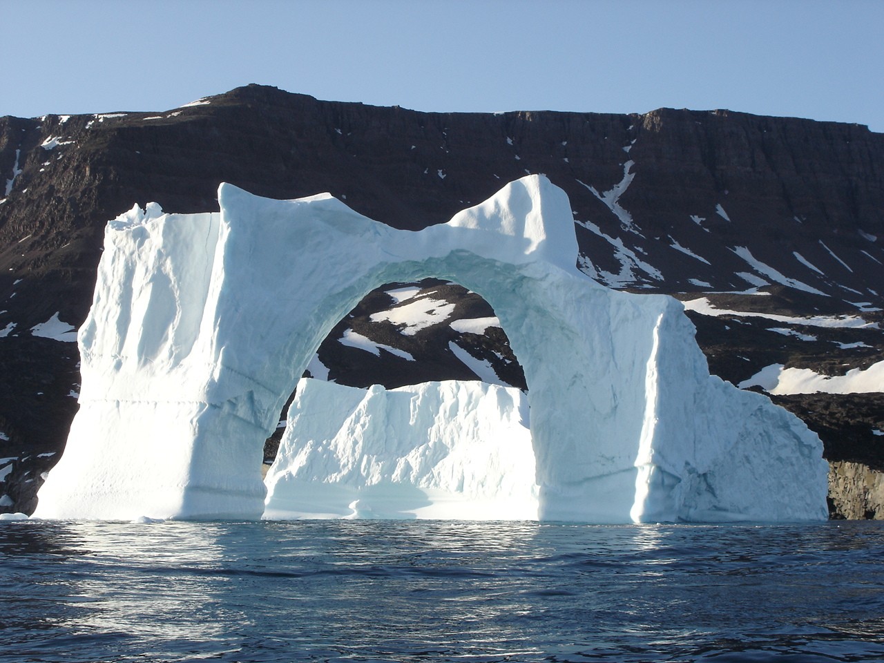 Den kontinuerlige strømmen av forbipasserende isfjell på fjorden utenfor Qeqertarsuaq sørger for skulpturelle bidrag til utsikten fra byen.