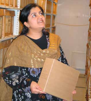 Ayesha Iqbal Khan ordnar arkiv frå det pakistanske miljøet i Oslo byarkiv. Foto: Otto A. Meijer Jenter fra Damini House of Culture dansar på opninga av utstillinga Spor etter oss.