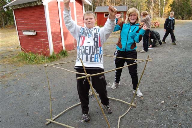 Hvor mange DM 3 går det i en M 3 : Kubene som elevene brettet er fine å bruke ute for at elevene skal få finne ut hvor mange dm 3 det går i lengden, bredden og høyden i m 3.