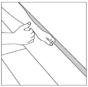 8 Den første gulvbordraden må enkelte ganger tilpasses en skjev vegg. Tegn av veggens kontur på gulvbordet.