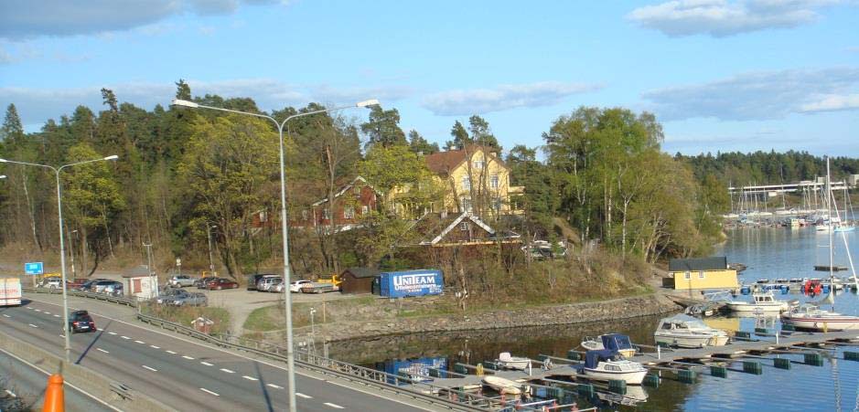 Mot Sandvika sentrum er åssidene bebygd og stadig ny bymessig boligbebyggelse blir etablert i ytterkanten av sentrum.