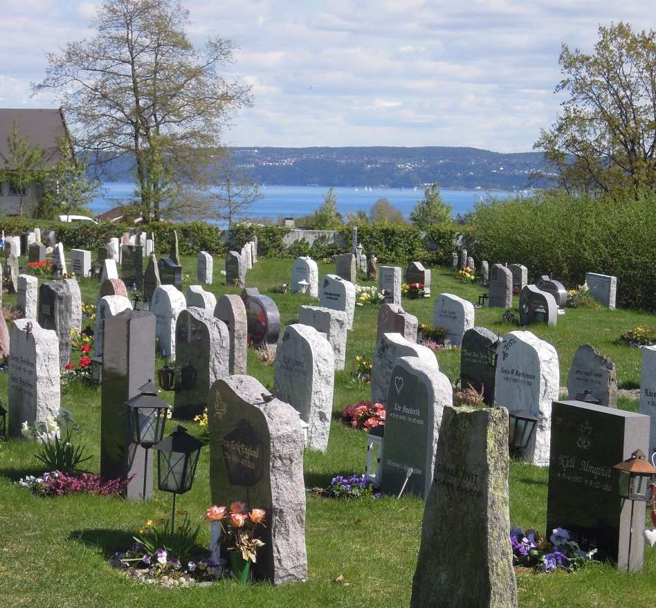 IV -VARDÅSEN KIRKE Urnelund Fra kirkelig hold er det er ønskelig å kunne lage en urnelund i tilknytning til Vardåsen kirke.