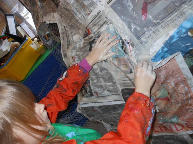 Barna fikk hjelpe til med å lime aviser på