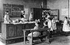 Skolesystemet i 1896. Skolesystemet i 1935. Samtidig var det ei anna form for motstand; motstanden frå det pietistiske lekmannsmiljøet mot det nye verdslige innhaldet i skolen.