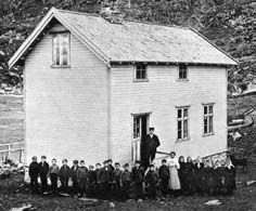 Når ein snakkar om samisk skolehistorie er det helst snakk om innlandet og fjordane. Men også på ytre kyststrøk var det mange samiske elevar, som på denne skolen på øya Vinna utafor Hammerfest.