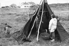 Den første reine samiske barnehagen var Guovdageainnu johtti mánáidgárdi eller Kautokeino ambulerende barnehage, som starta i 1971 og i hovudsak var berekna for barn frå flyttsamefamiliar.